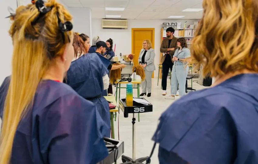 La alcaldesa Ana Mula visita el curso de Peluqueria