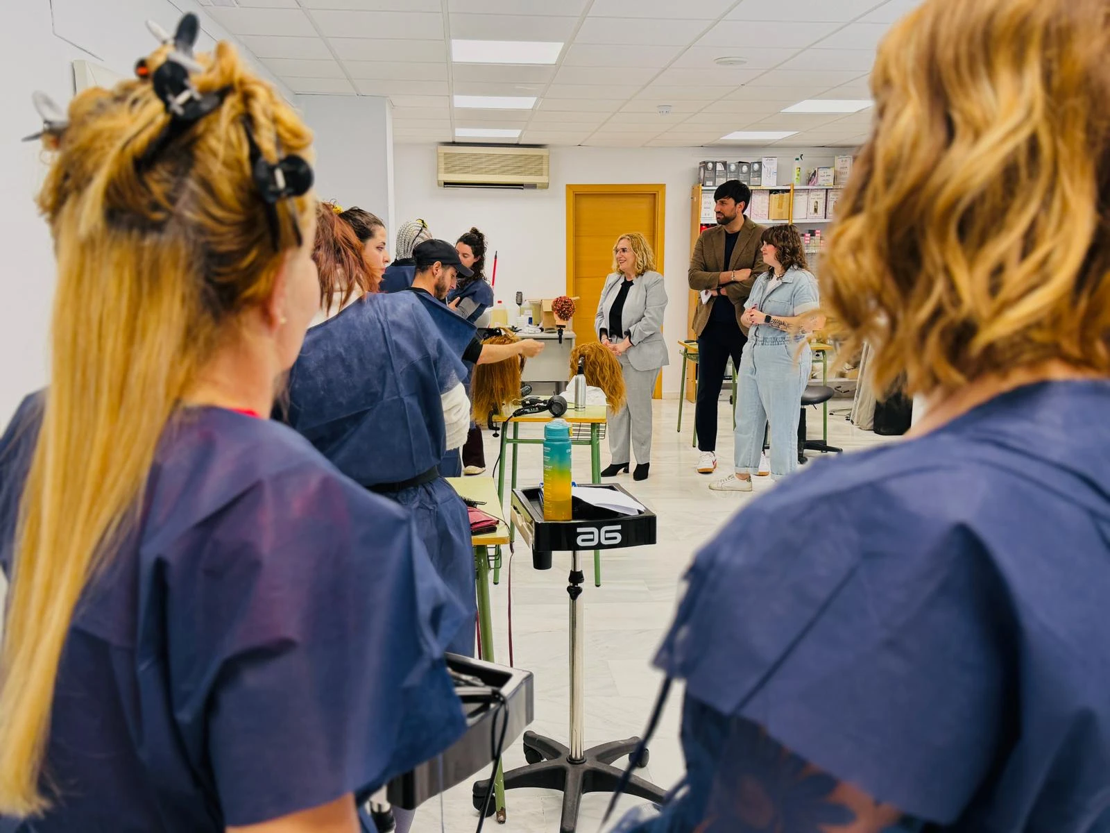 La alcaldesa Ana Mula visita el curso de Peluqueria