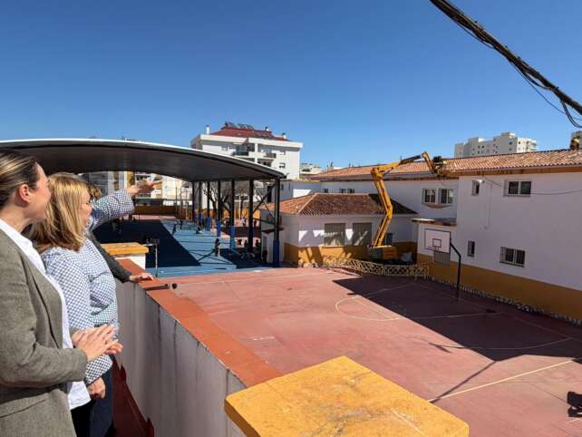 La alcaldesa indica la zona donde se esta actuando durante su visita al colegio Sohail