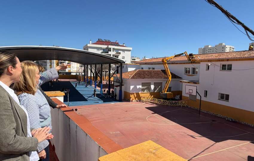 La alcaldesa indica la zona donde se esta actuando durante su visita al colegio Sohail