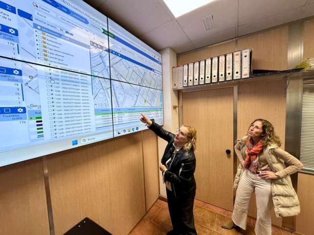 La alcaldesa realiza indicaciones en la pantalla que monitoriza los equipos de limpieza