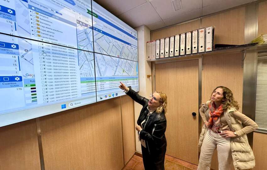 La alcaldesa realiza indicaciones en la pantalla que monitoriza los equipos de limpieza