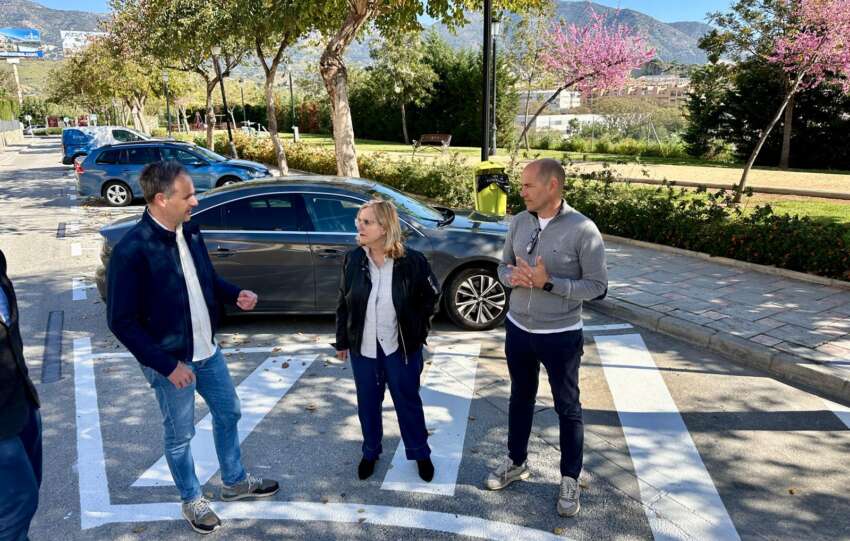 La alcaldesa visita las plazas de aparcamiento creadas en la calle Virgen del Carmen