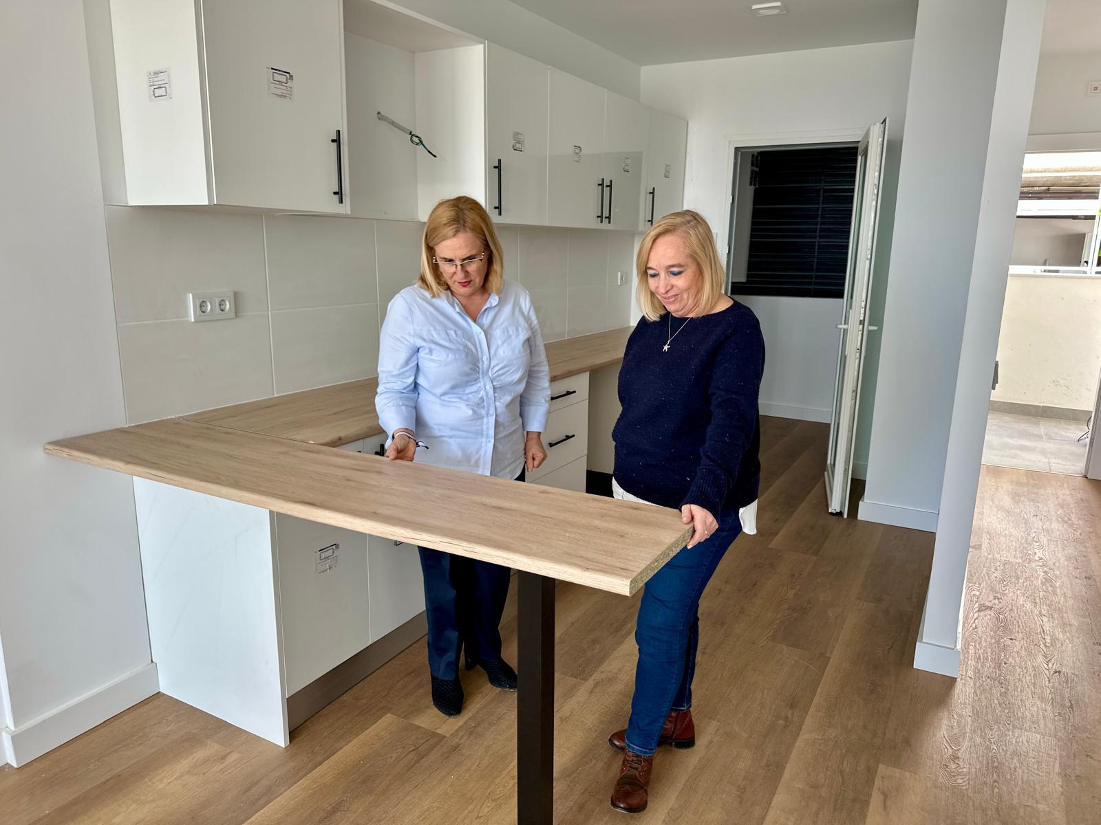 Radio Marca 35 Mula y Hernandez durante su visita a las viviendas de apoyo municipal de Carvajal