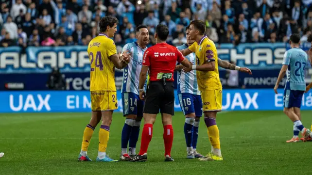 El Málaga CF empata ante el Real Valladolid en un partido de locos que quedó marcado por la expulsión de Víctor García.