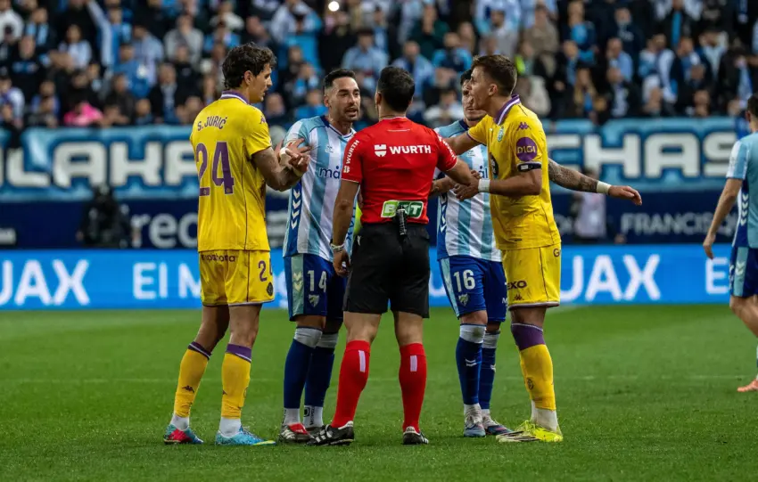 El Málaga CF empata ante el Real Valladolid en un partido de locos que quedó marcado por la expulsión de Víctor García.