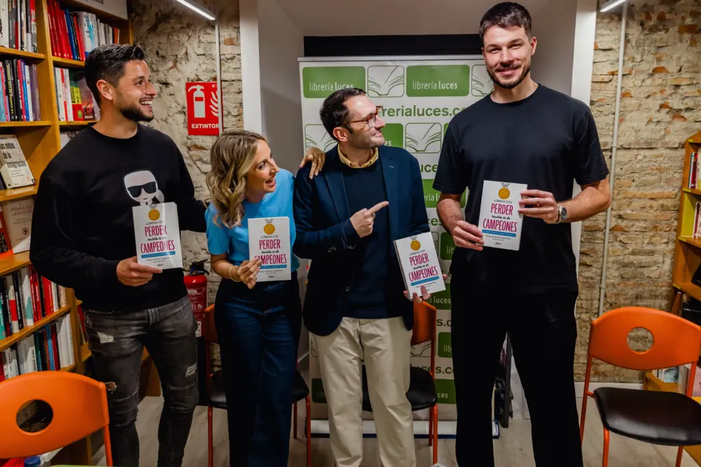 Yolanda M Criado Lorena Cos Libreria luces 1 11