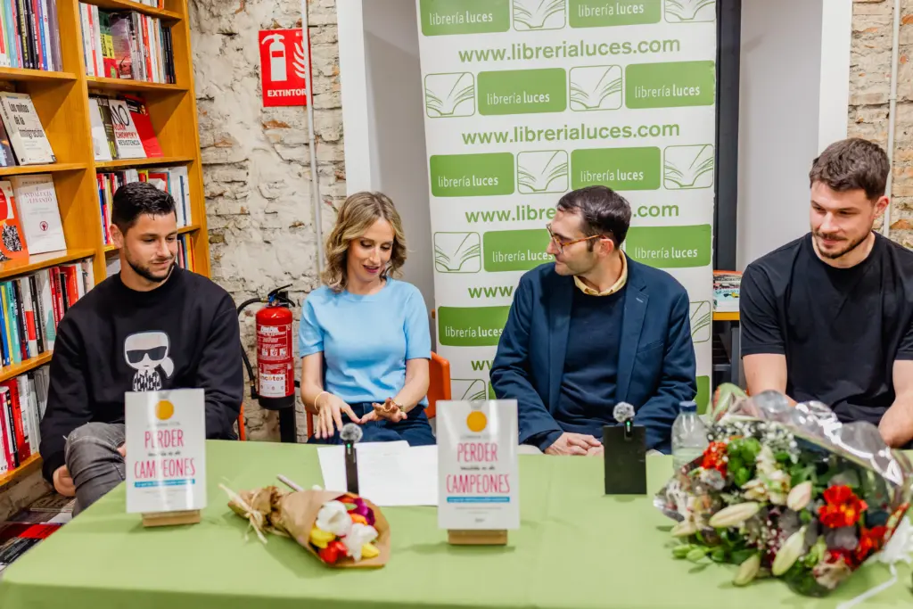 Yolanda M Criado Lorena Cos Libreria luces 1 5