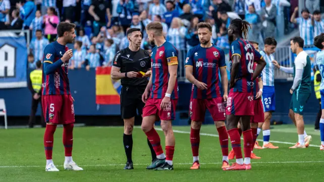 La Rosaleda en riesgo: Etayo Herrera refleja un escupitajo desde la grada a un jugador del Huesca