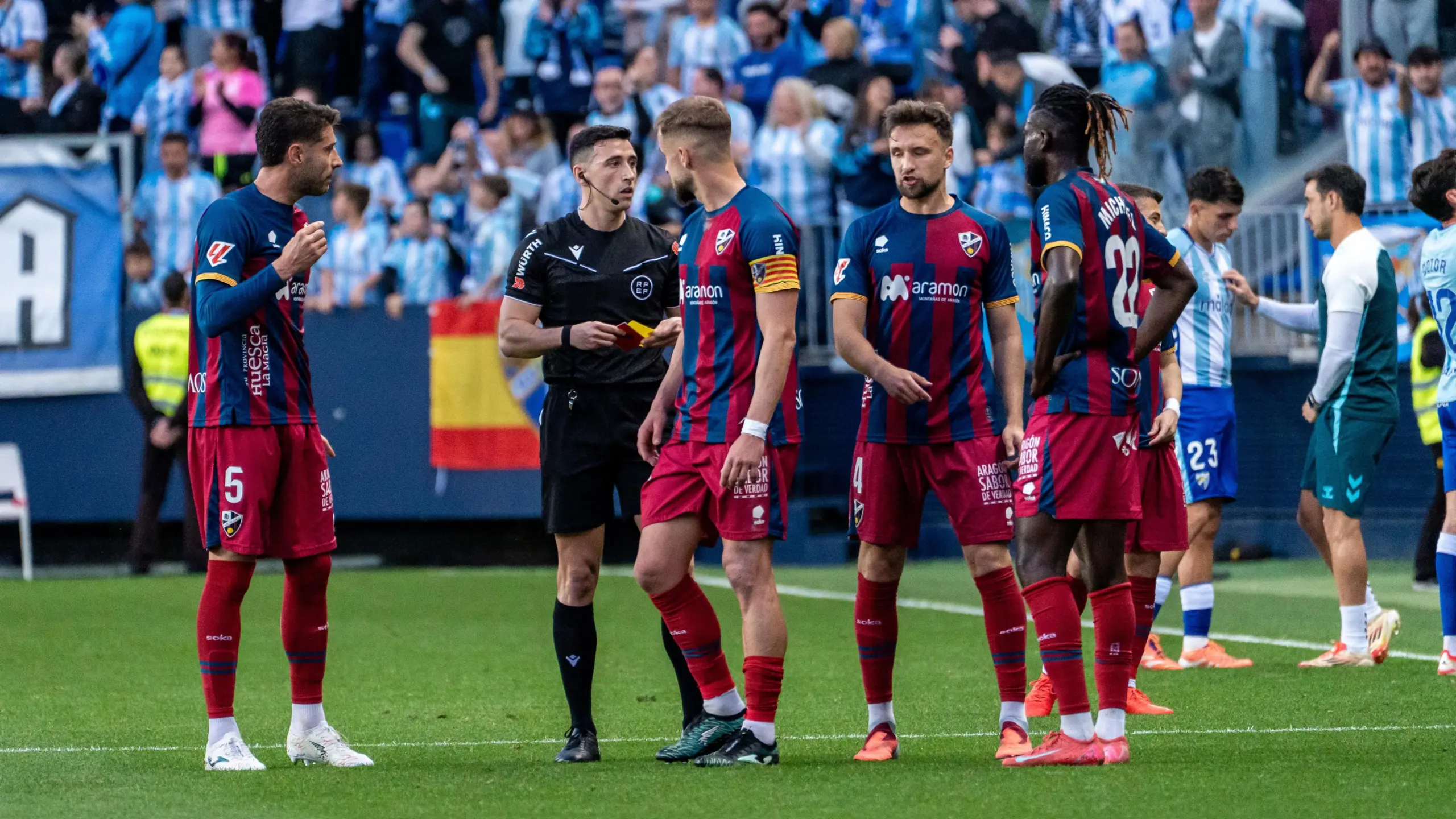 La Rosaleda en riesgo: Etayo Herrera refleja un escupitajo desde la grada a un jugador del Huesca