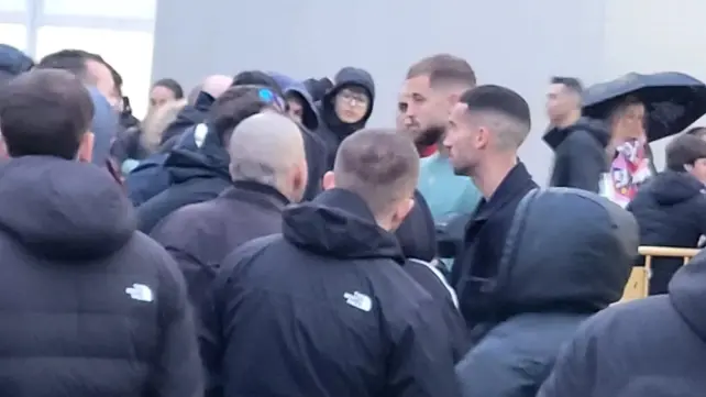 Encuentro entre aficionados y capitanes del Huesca antes de visitar al Málaga