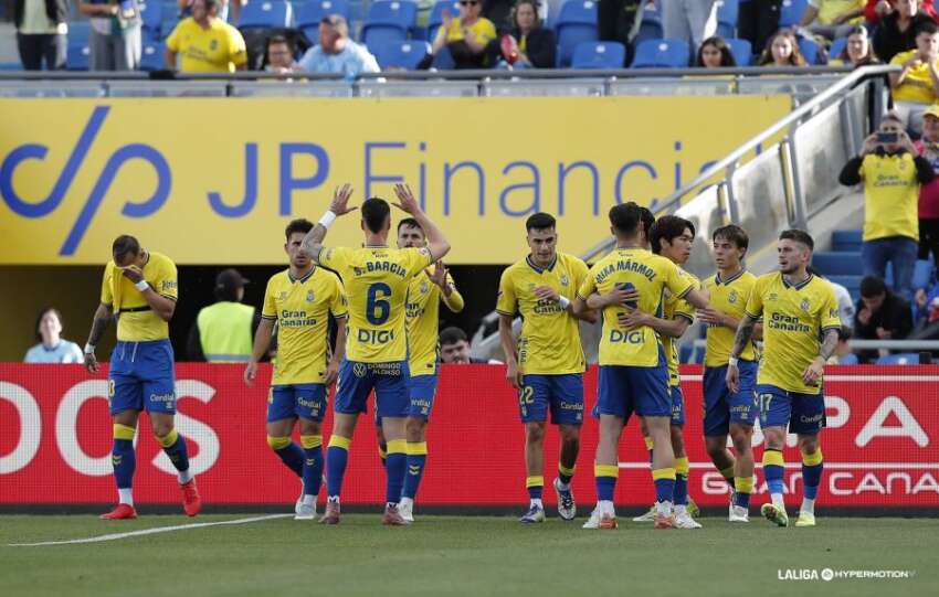 Las Palmas sufre pero gana al Sporting para seguir apretando los playoffs