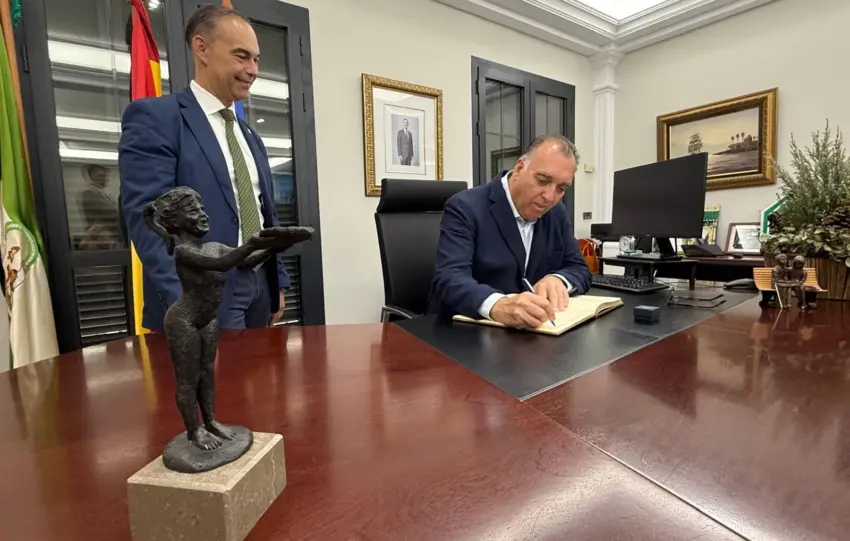 14 - ARTURO BERNAL RECIBE LA NIÑA DE BENALMÁDENA