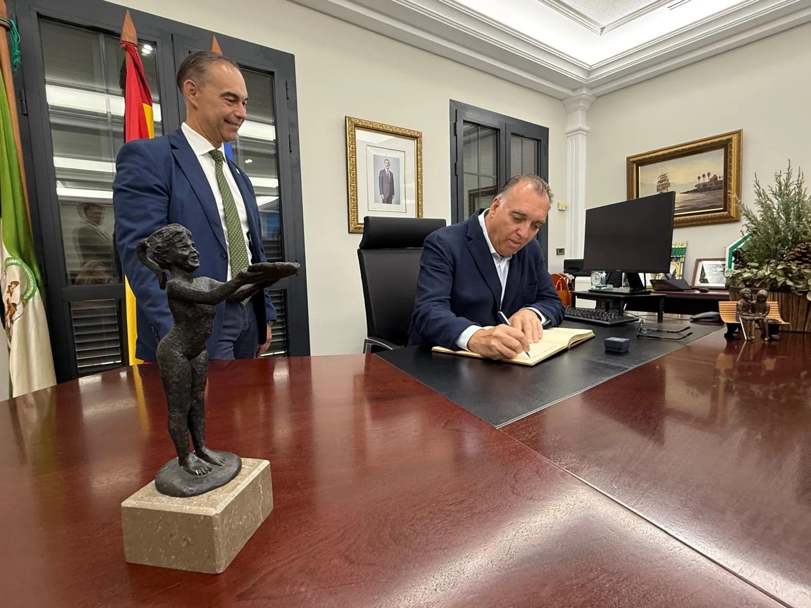 14 - ARTURO BERNAL RECIBE LA NIÑA DE BENALMÁDENA