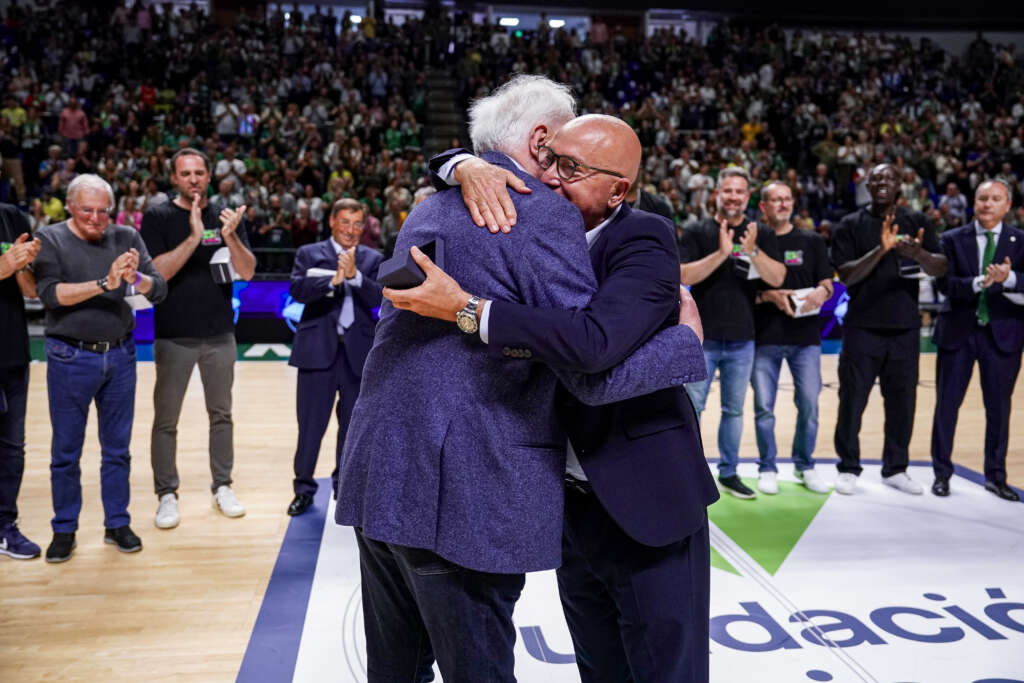 Boza Maljkovic recibe el escudo de Oro de Unicaja Baloncesto 4 2 - ESCUDO DE ORO MALJKOVIC