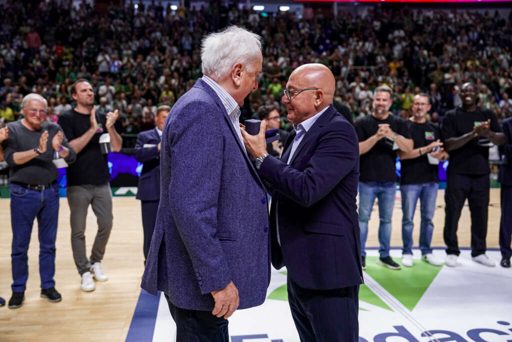 Boza Maljkovic recibe el escudo de Oro de Unicaja Baloncesto 3 3 - ESCUDO DE ORO MALJKOVIC