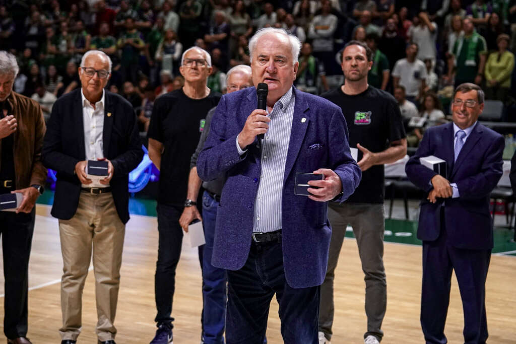 Boza Maljkovic recibe el escudo de Oro de Unicaja Baloncesto 2 4 - ESCUDO DE ORO MALJKOVIC