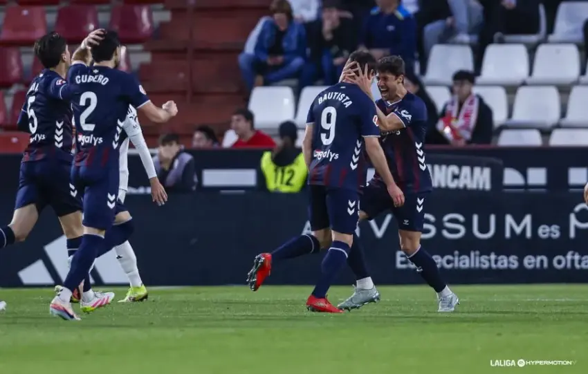 El Eibar golea en Albacete, entra en playoff y mete presión al Málaga CF