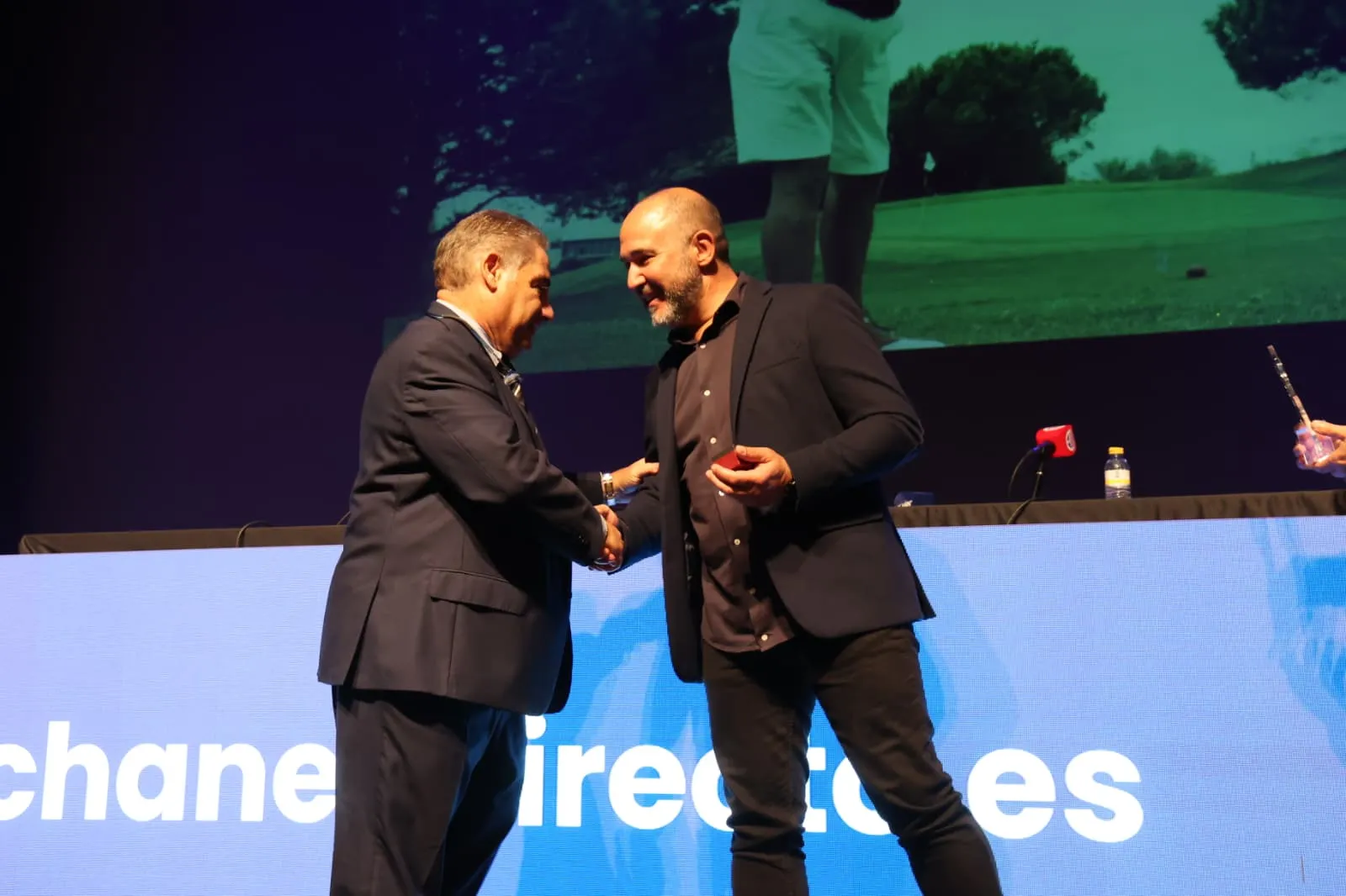 49 - CHUS MATEO RECIBE EL ESCUDO DE ORO DE RADIO MARCA MÁLAGA DE MERCHÁN