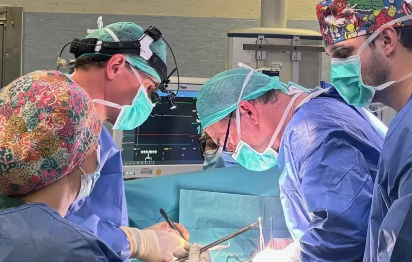 Dr. Pedro Aranda durante una cirugia cardiaca