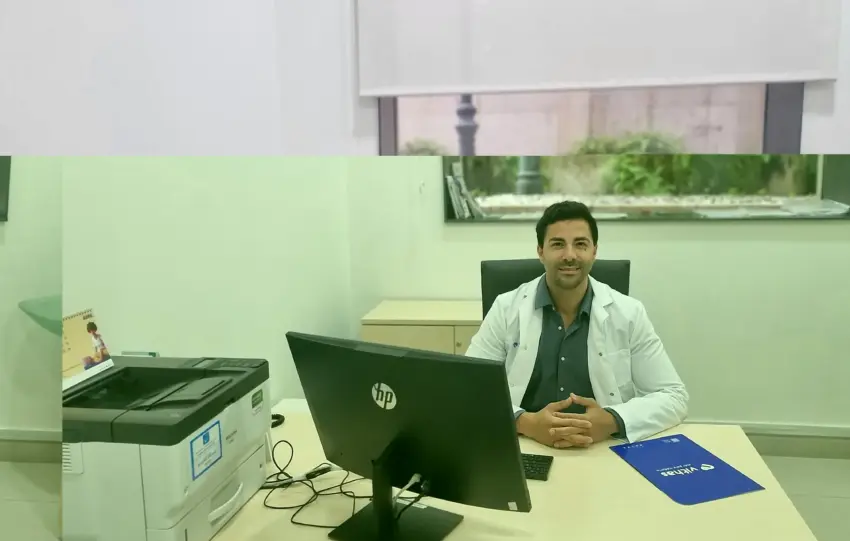 Dr. Rubén Costa Algarra en su consulta del Hospital Vithas Xanit Estepona