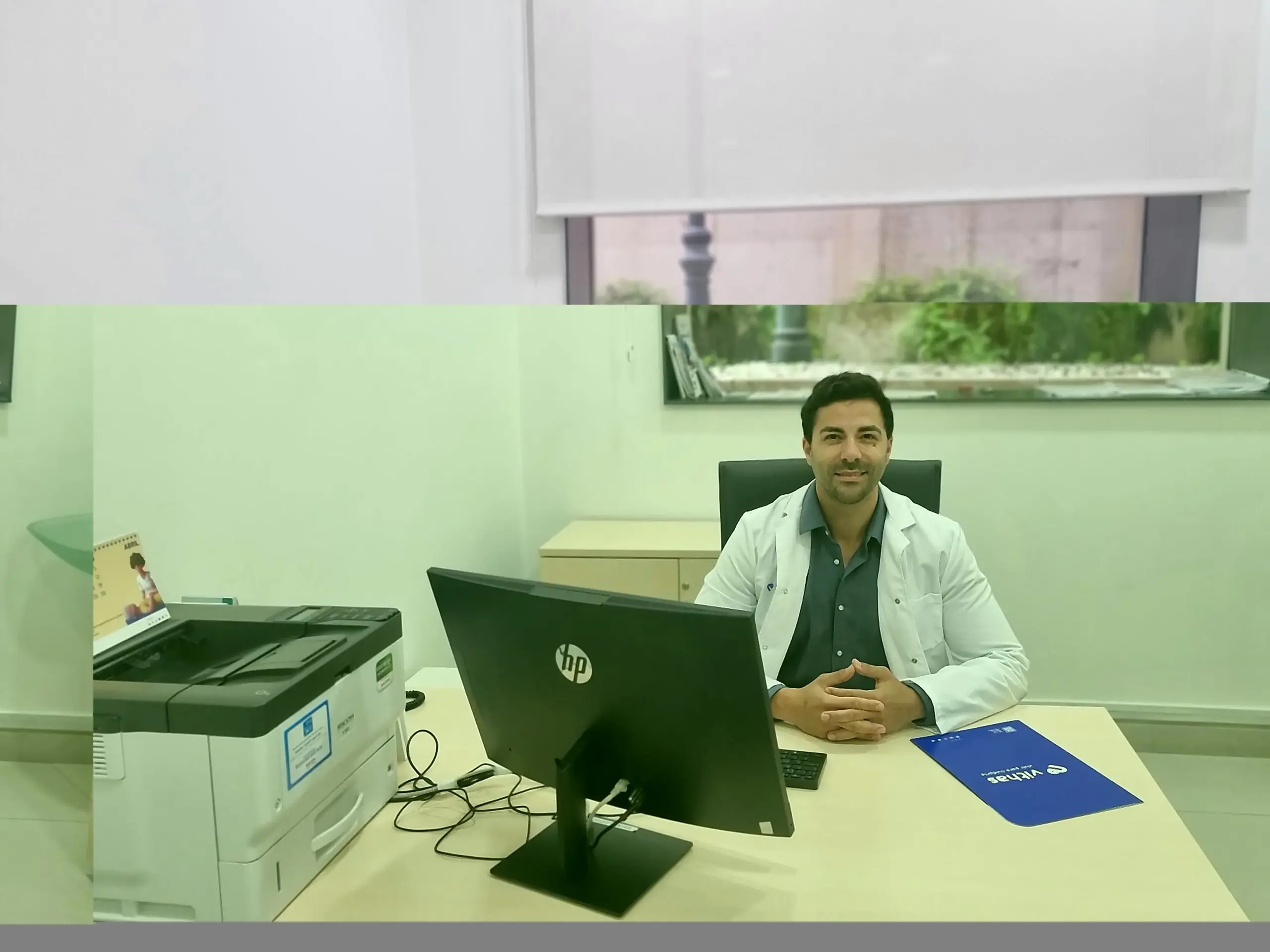 Dr. Rubén Costa Algarra en su consulta del Hospital Vithas Xanit Estepona