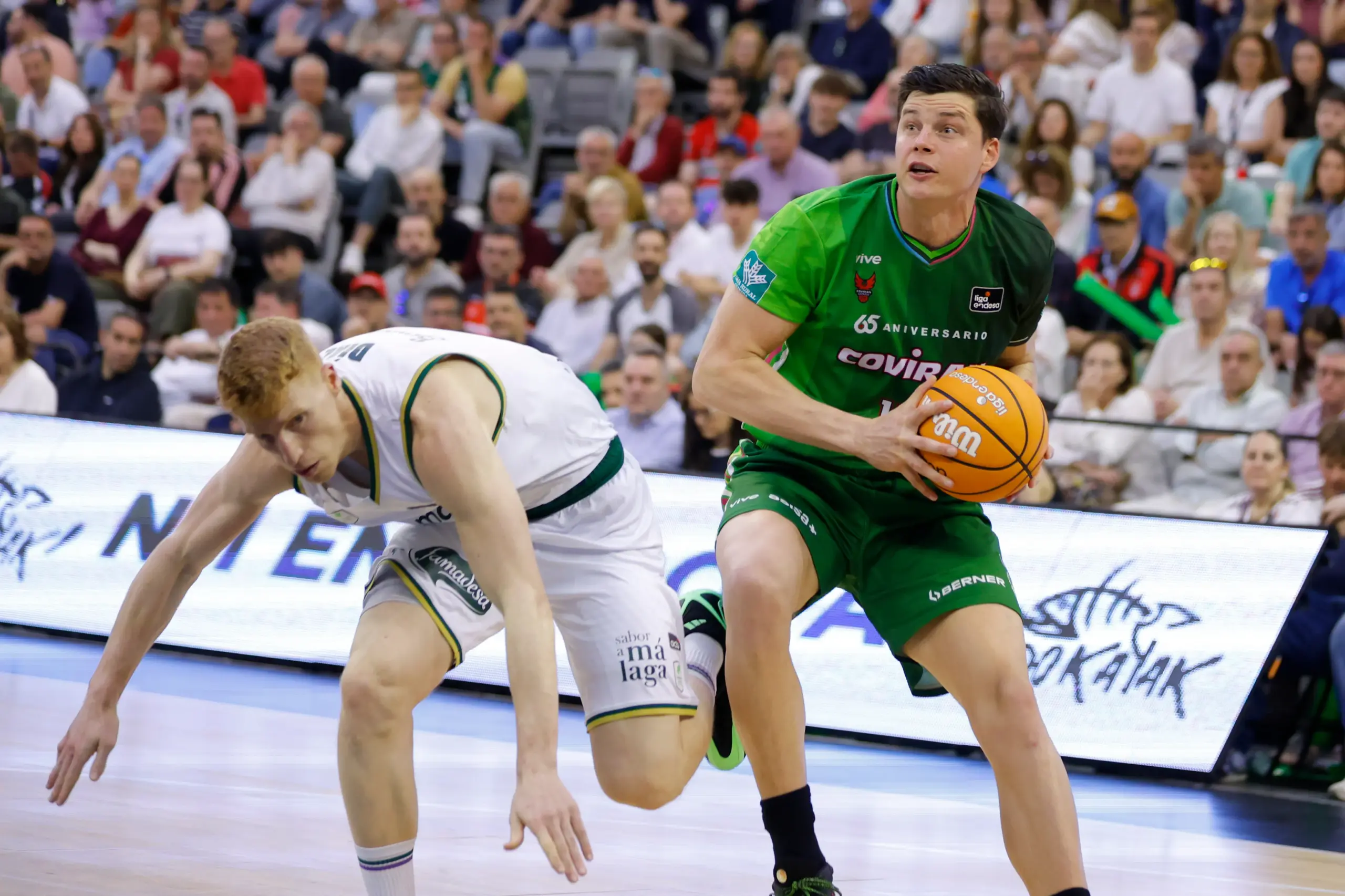 EL UNICAJA SE LA PEGA EN GRANADA