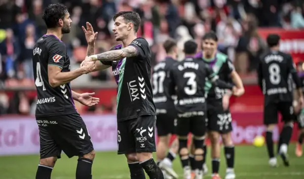 La defensa del Málaga CF se abre en canal