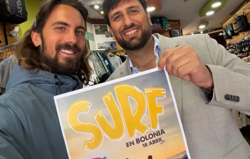 Isaac Vargas junto al instructor del curso de surf 11zon