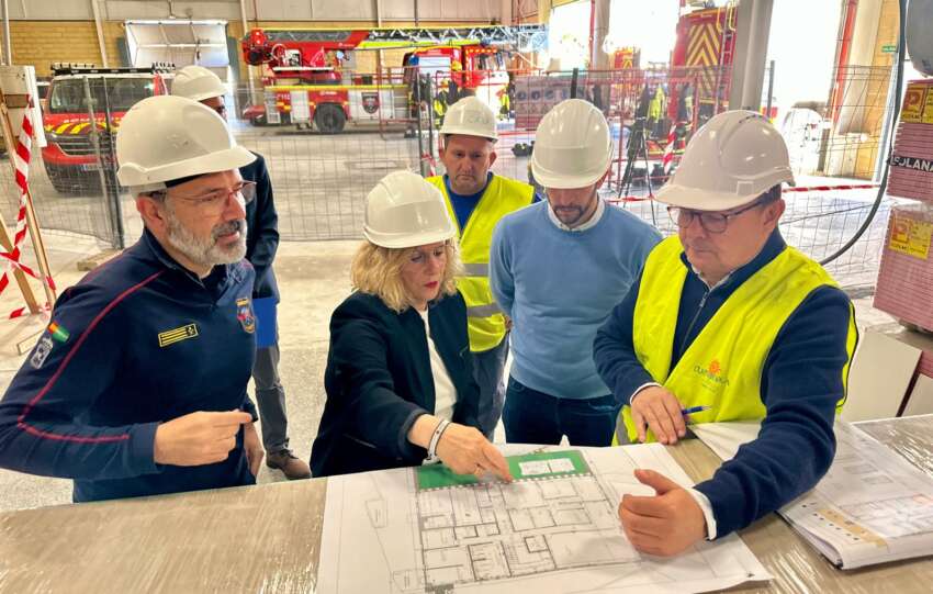 La alcaldesa exmina los planos de la obra del Parque de Bomberos