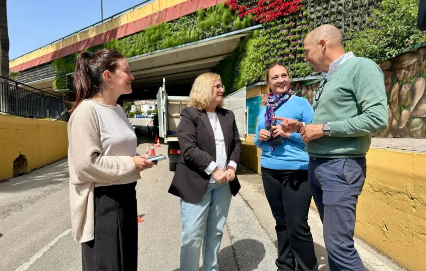 La alcaldesa visita acompanada del concejal de Ecologia Urbana y la teniente de alcalde los trabajos de creacion del jardin vertical