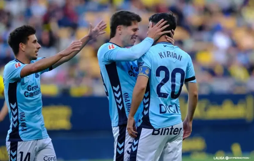 El Málaga CF retrocede a la octava plaza tras el triunfo de Las Palmas en Cádiz