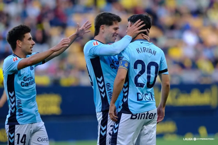 El Málaga CF retrocede a la octava plaza tras el triunfo de Las Palmas en Cádiz