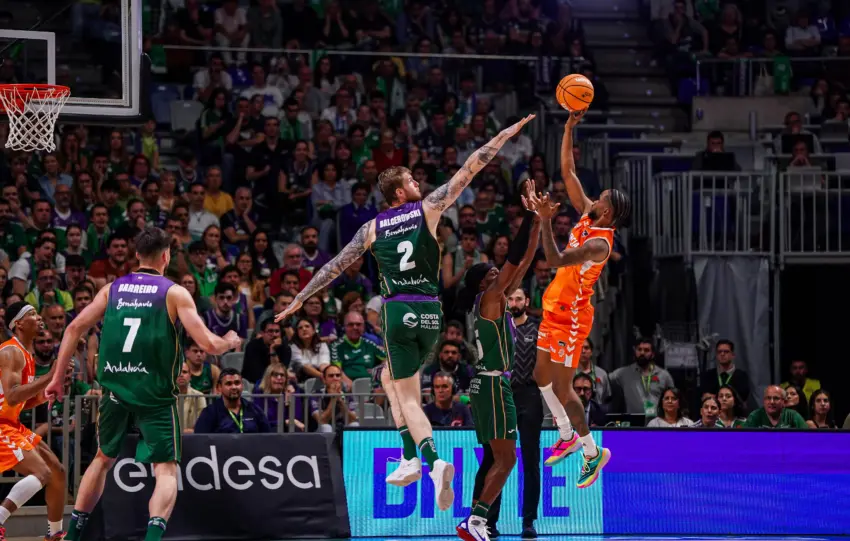 MONTERO PLANTA SU BANDERA EN EL CARPENA