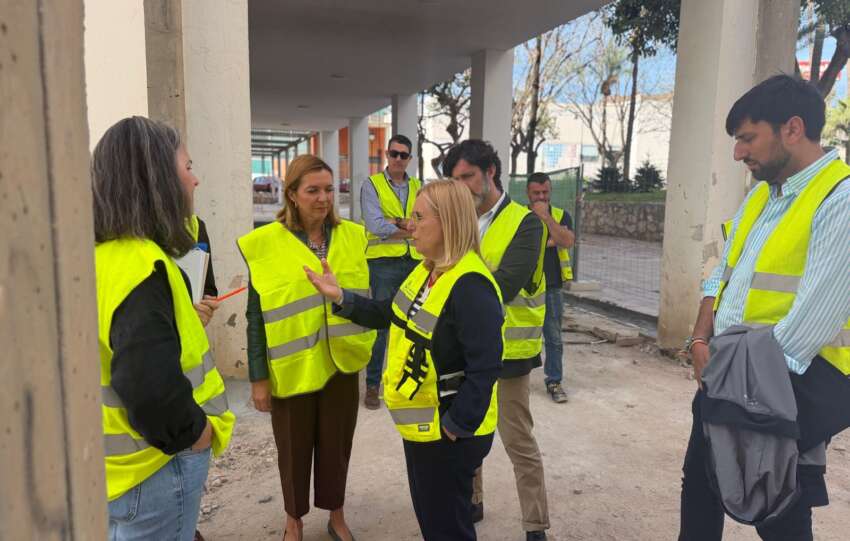 Mula y Morales junto a varios concejales y tecnicos durante su visita a las obras de Los Nucleos
