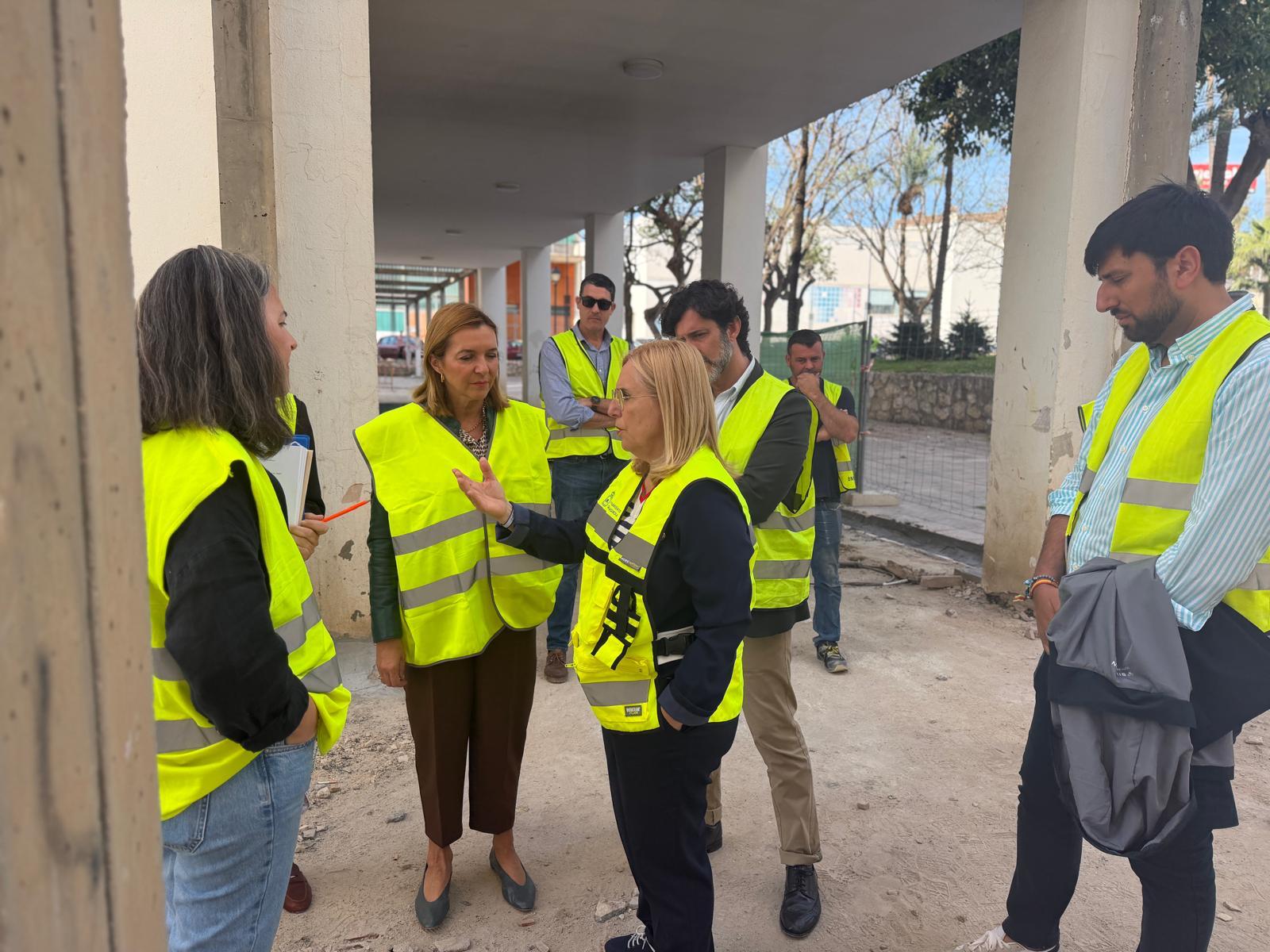 Mula y Morales junto a varios concejales y tecnicos durante su visita a las obras de Los Nucleos