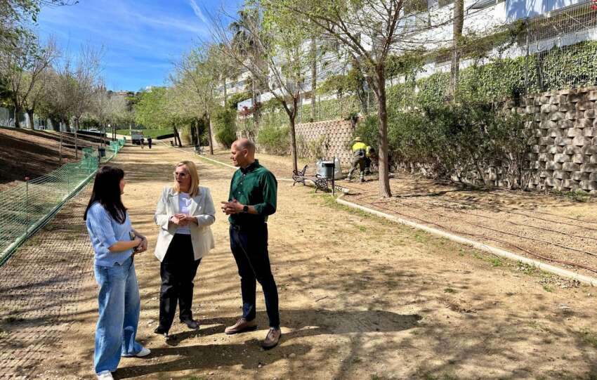 Mula y Sanchez dialogan con una tecnico del Area de Ecologia Urbana