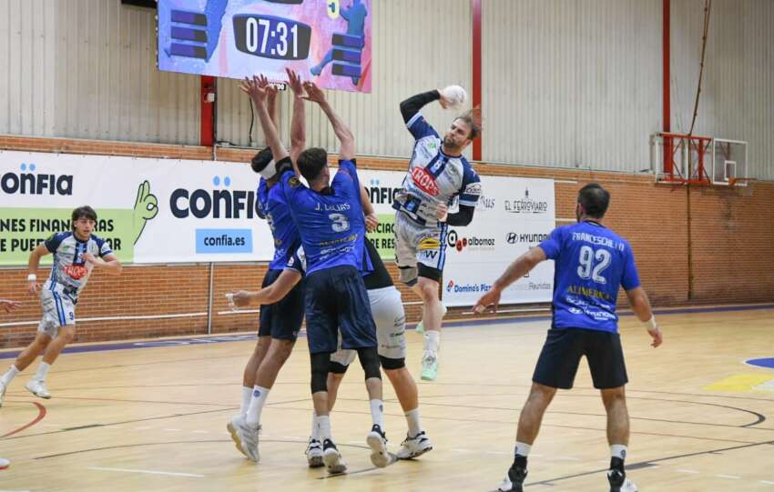 NACHO MOYA CONTRA OVIEDO EN LA IDA foto Benjamin Perez