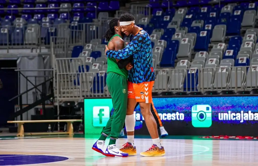 PERRY Y KAM TAYLOR SE FUNDEN EN UN ABRAZO