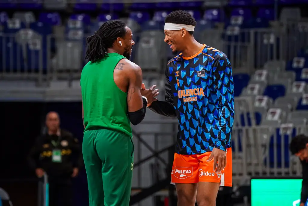 PERRY Y KAM TAYLOR SE SALUDAN