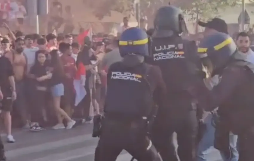 Un aficionado de la UD Almería acaba detenido y evacuado al hospital tras el recibimiento