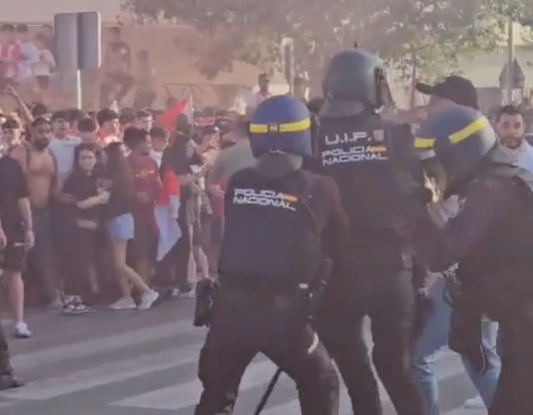 Un aficionado de la UD Almería acaba detenido y evacuado al hospital tras el recibimiento