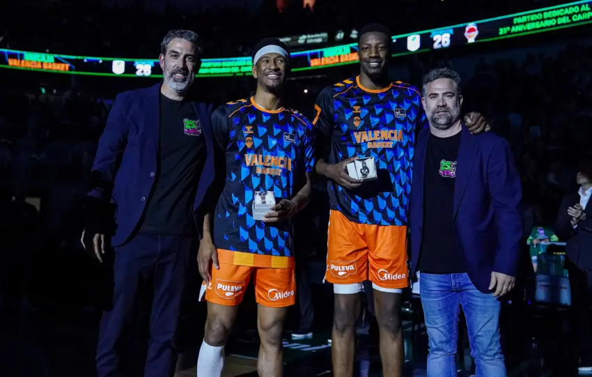 Y EL UNICAJA TAMBIÉN TUVO UN DETALLE CON KAM TAYLOR Y SIMA