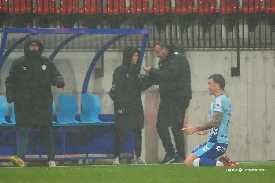 Eneko Jauregui transforma el penalti a favor del Málaga CF