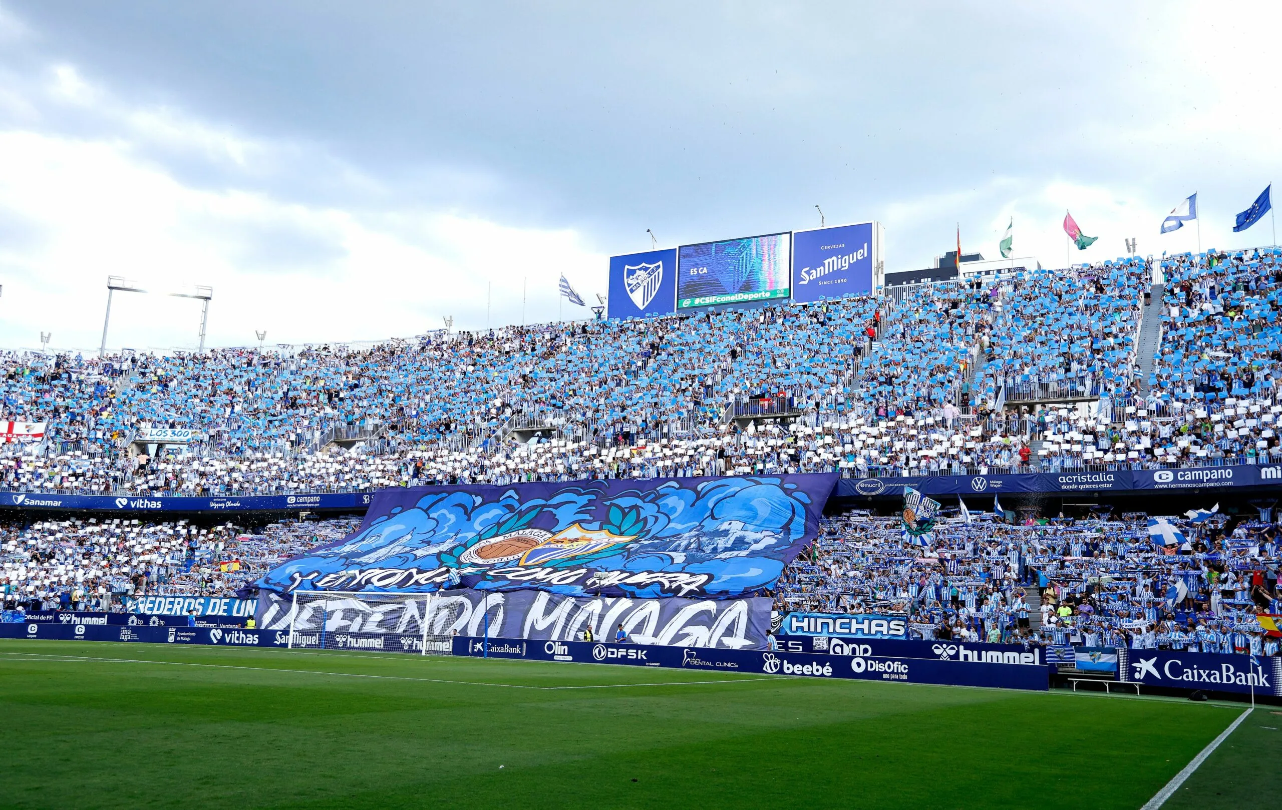 EL MÁLAGA CF CORRE EL RIESGO DEL CIERRE DEL ESTADIO SI SE LANZAN ROLLOS DE PAPEL