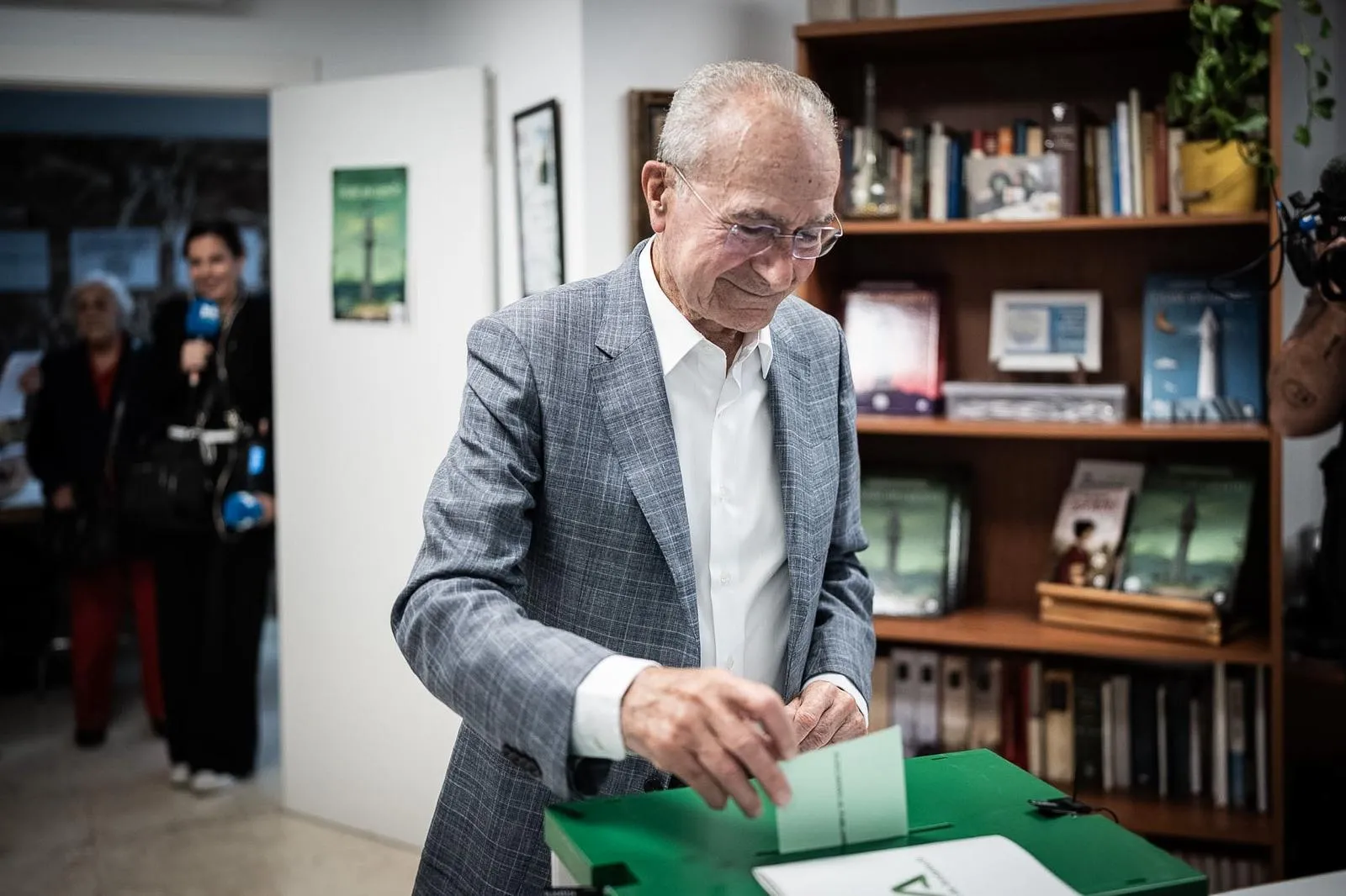 Elecciones Andalucía 17-M: el PP gana las elecciones pero se queda a dos escaños de la absoluta 5 FRANCISCO DE LA TORRE VOTA 17-M