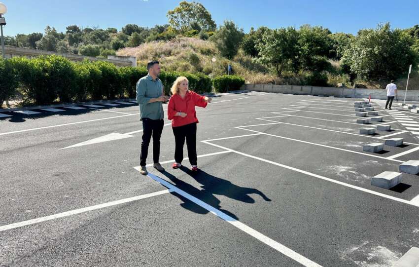Garcia Lara y Mula durante un momento de su visita a la nueva zona de aparcamiento del Parque Cementerio San Cayetano