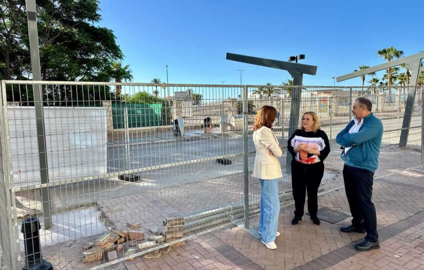 Gonzalez Mula y Moreno en una de las paradas de taxi donde se esta instalando sombra inteligente