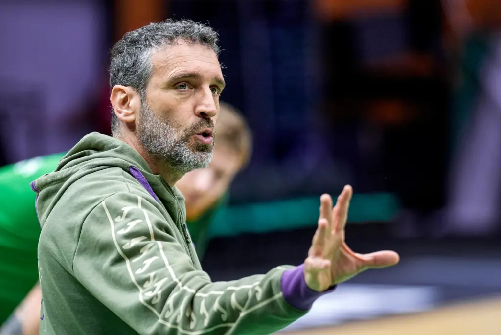 IBON NAVARRO DA ÓRDENES AL EQUIPO