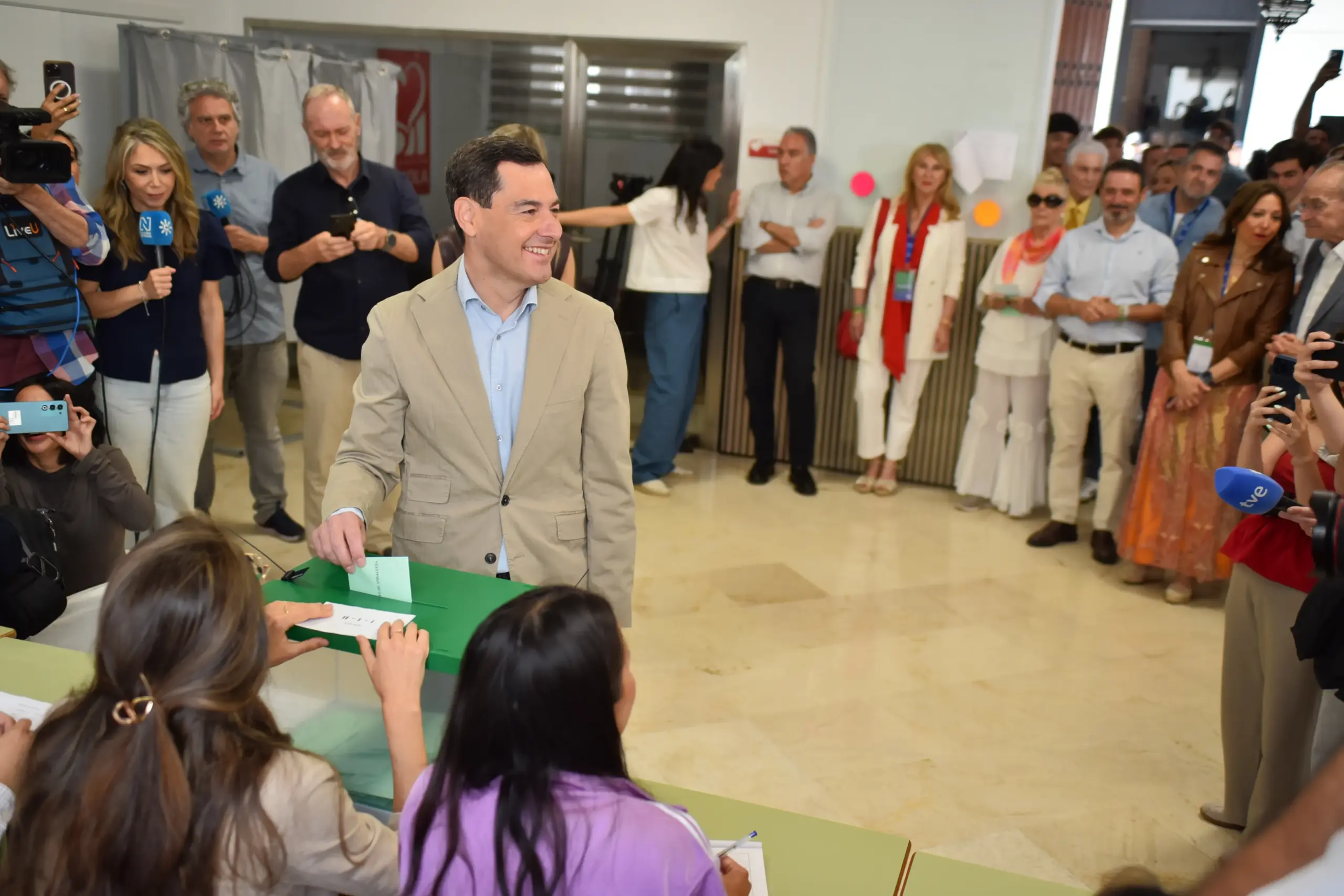 Elecciones Andalucía 17-M: el PP gana las elecciones pero se queda a dos escaños de la absoluta 3 JUANMA MORENO VOTA EN LAS ELECCIONES DE ANDALUCIA